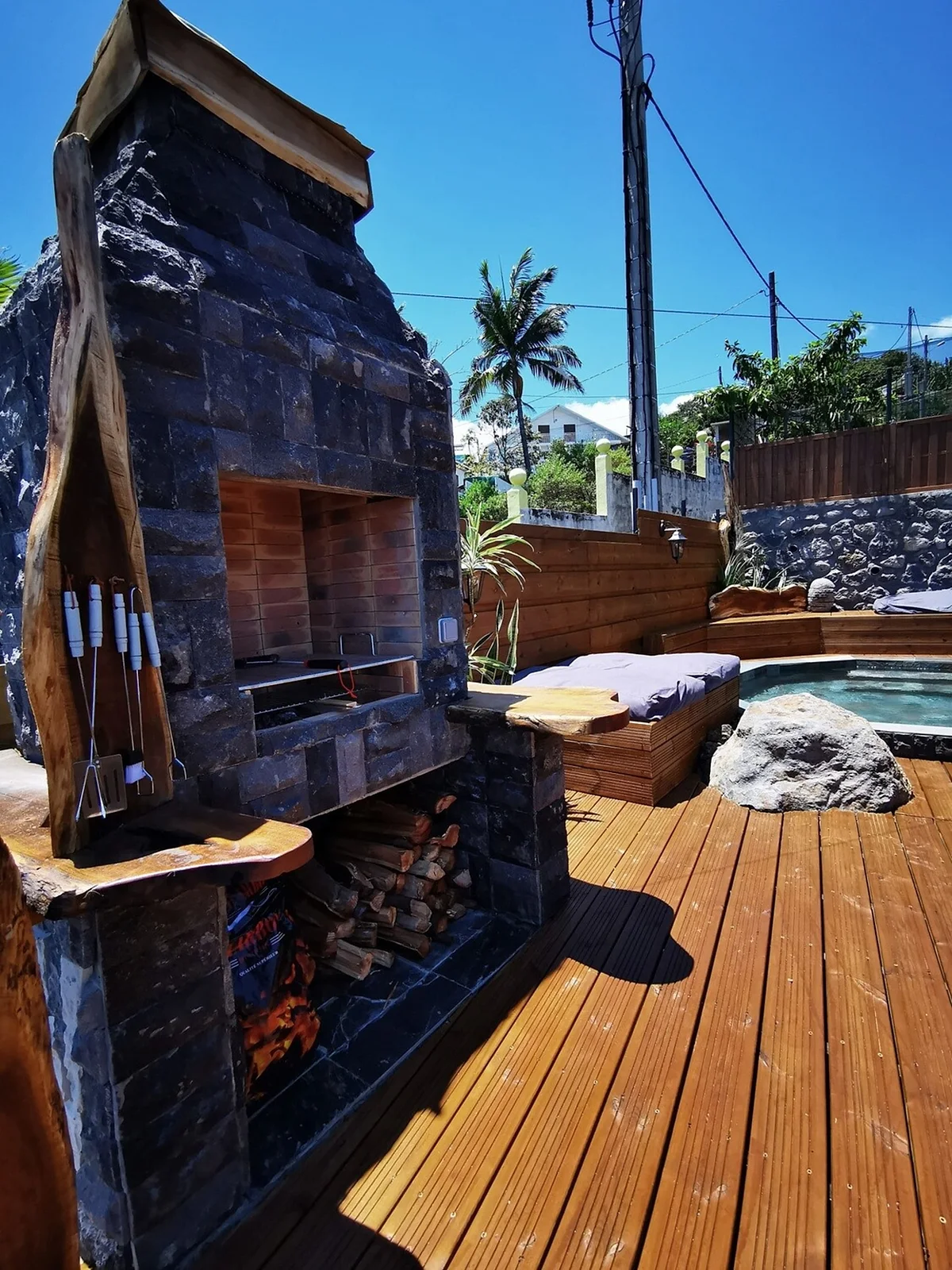 Le barbecue en pierre de la terrasse