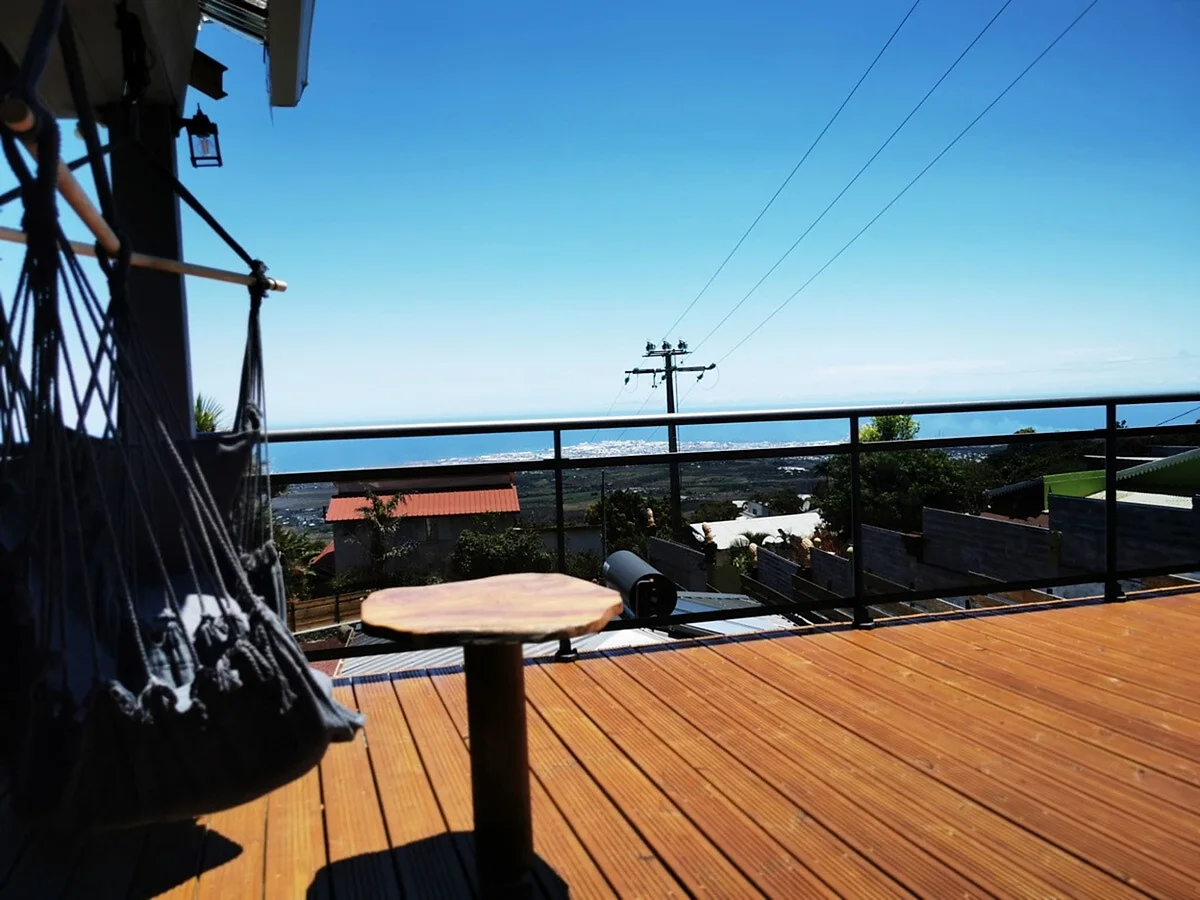 Un hamac sur la terrasse, face à l'océan