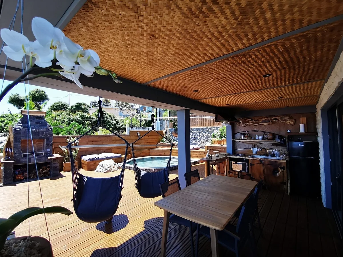 Le kiosque et ses hamacs sur la terrasse