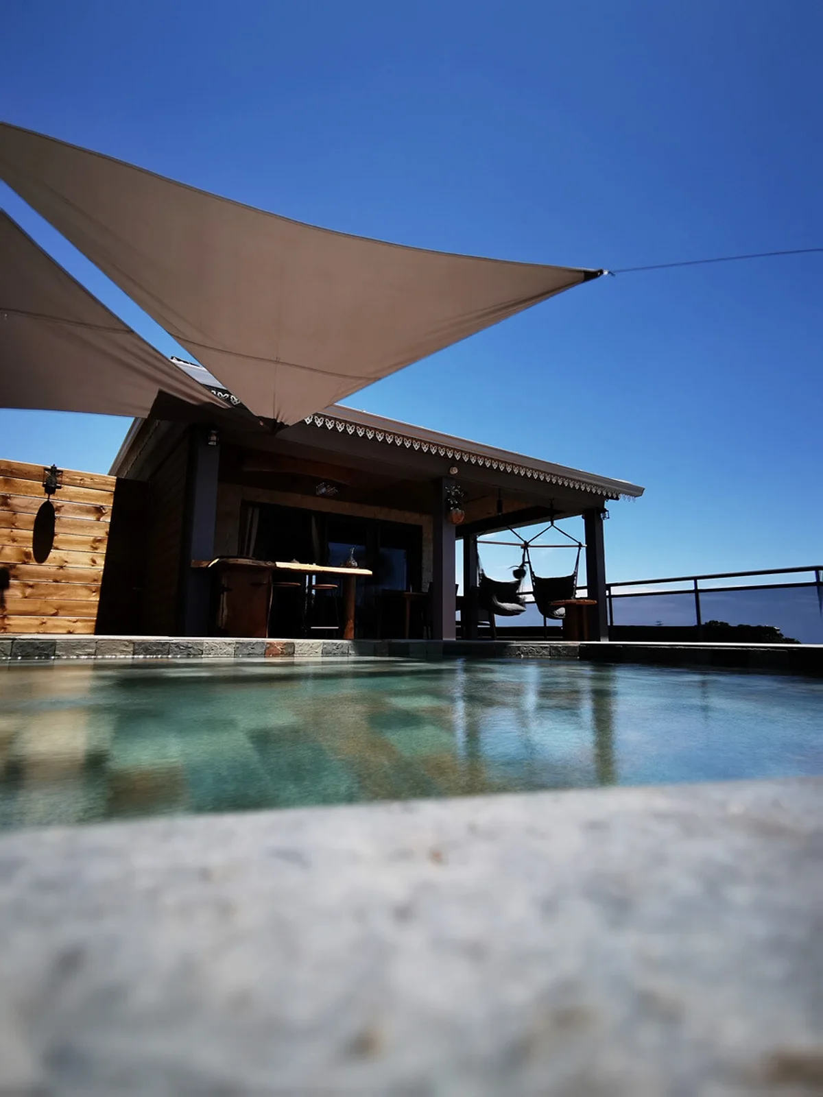 La piscine privée de l'Aloé Vera et sa terrasse face à la mer