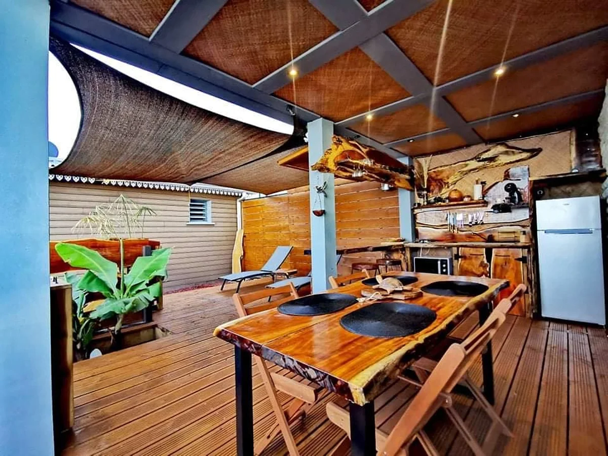 La cuisine équipée sur la terrasse couverte