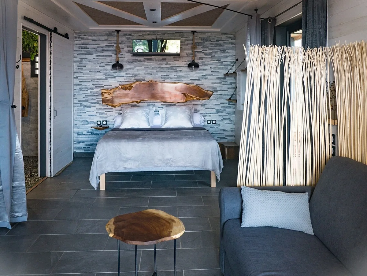 La chambre du Chocas bleu, lit de 160 et coin salon