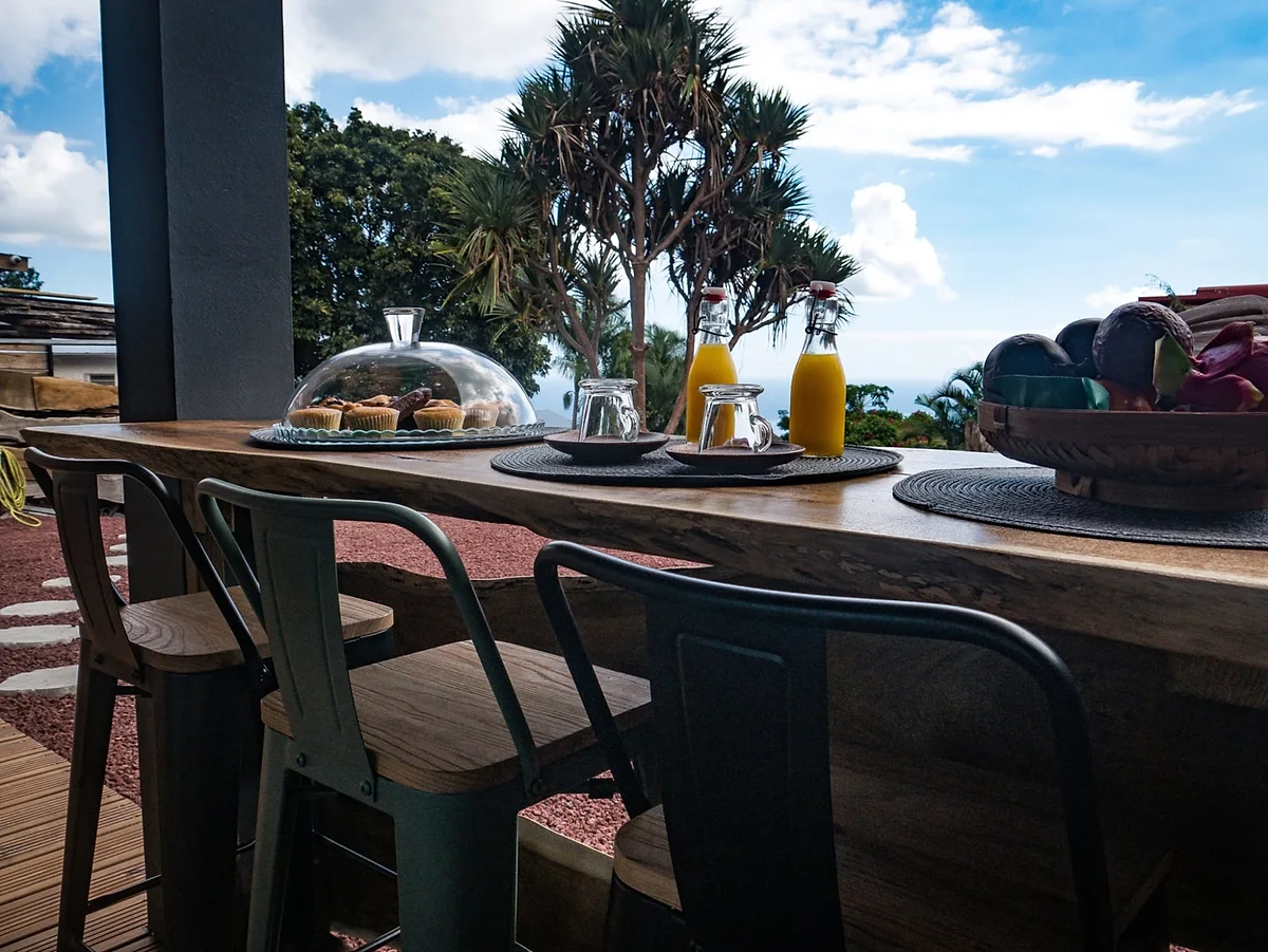 Le petit déjeuner servi sur la table de la terrasse