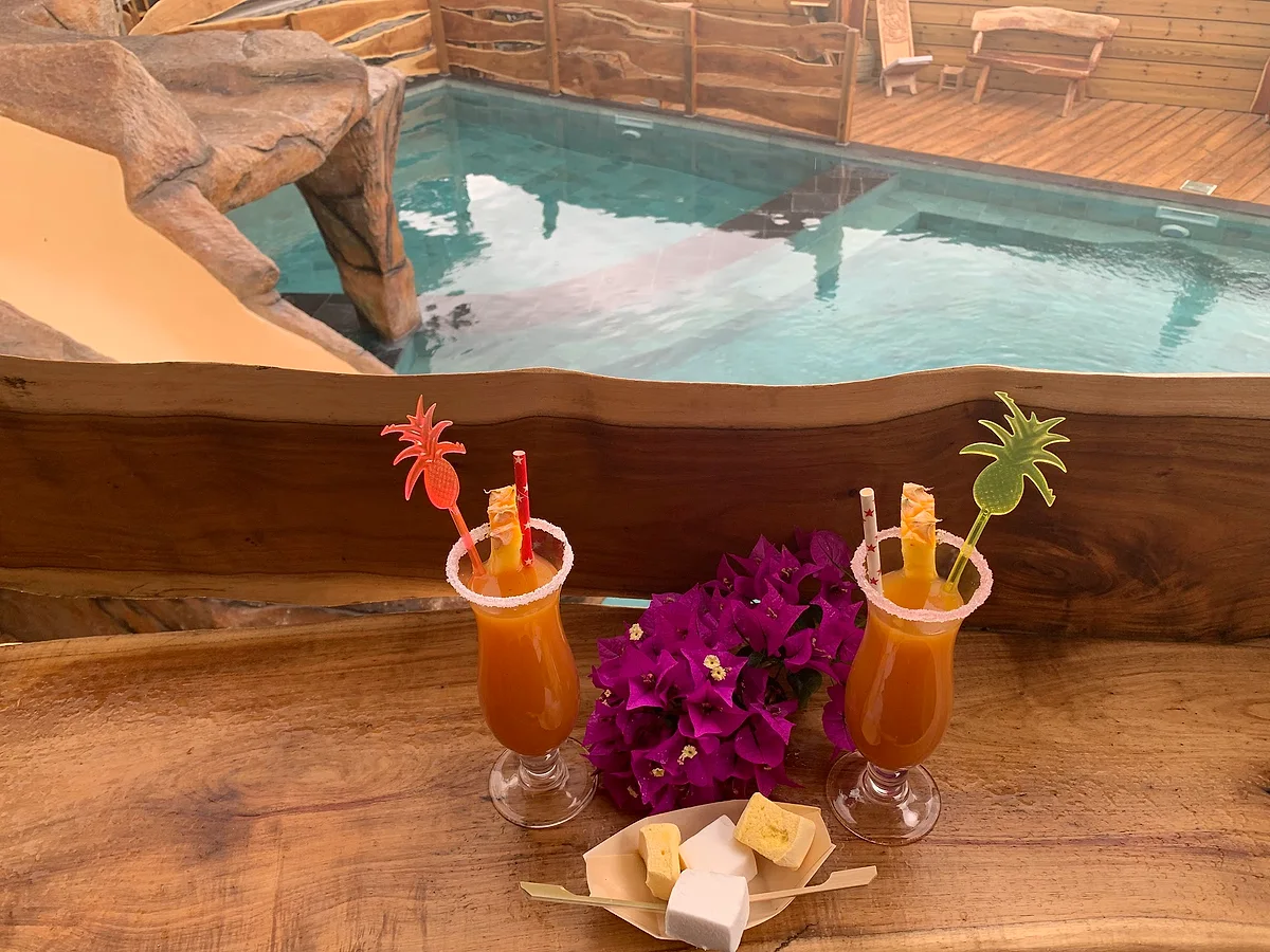 Deux cocktails de bienvenue posés au bord de la piscine