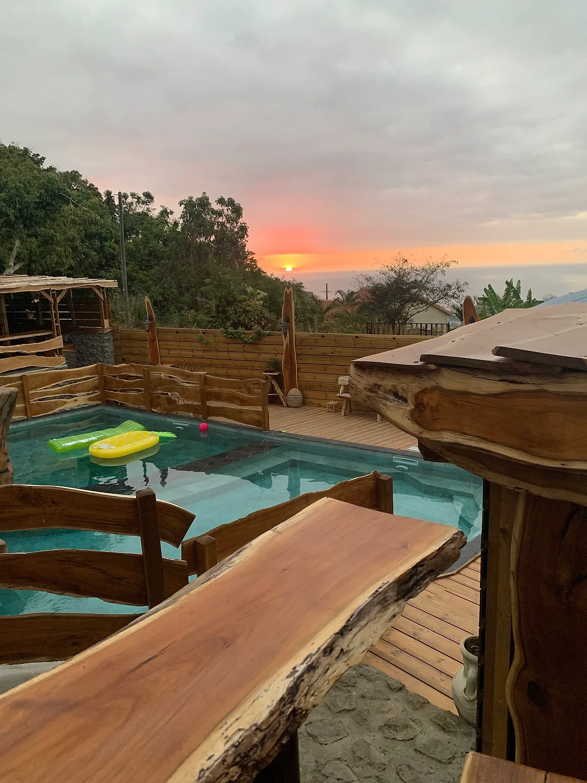 Le coucher de soleil sur l'océan depuis la terrasse d'un lodge