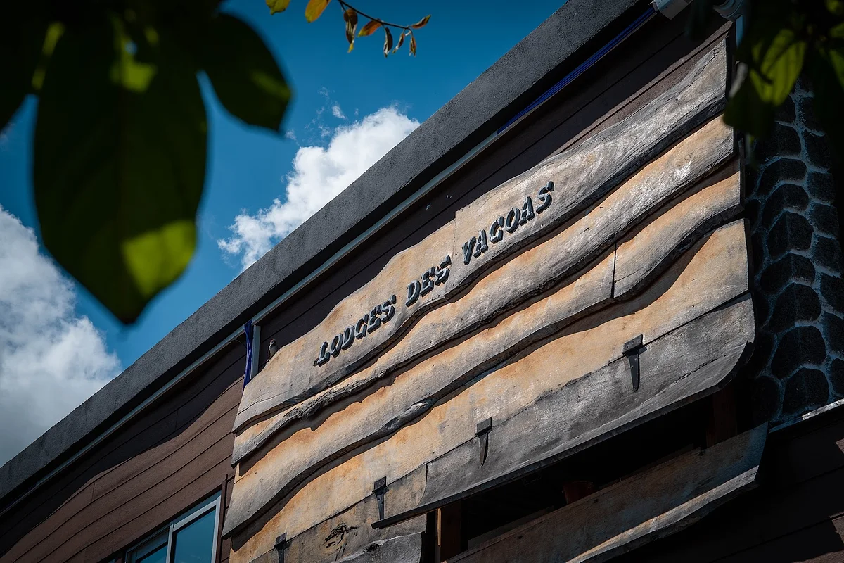 L'enseigne des Lodges des Vacoas, sculptée dans une tranche de bois