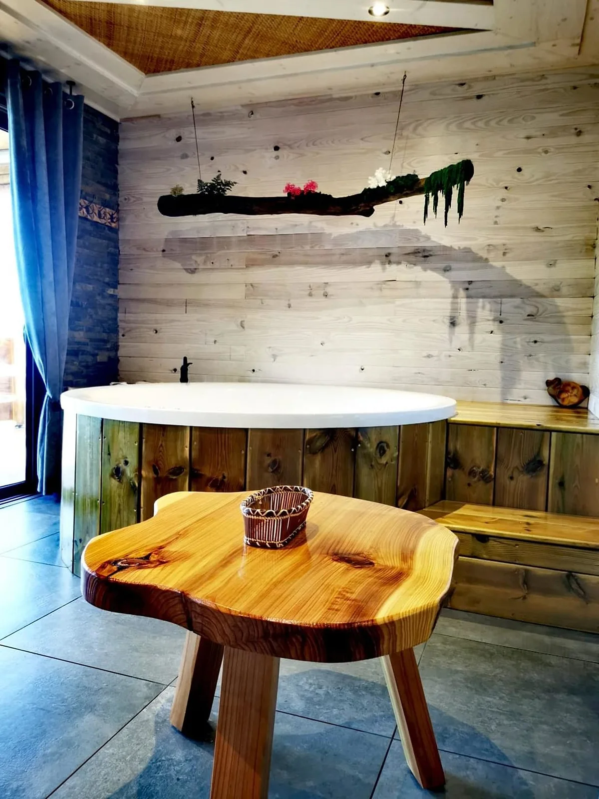 La baignoire jacuzzi balnéo habillée de bois