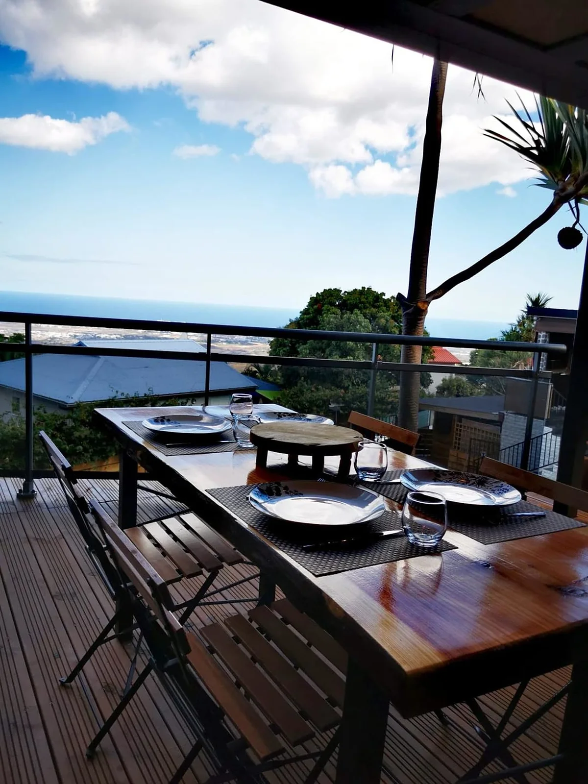 La table d'une terrasse avec l'océan en contrebas