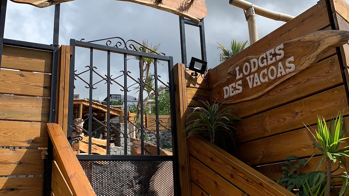 Le portail des Lodges des Vacoas et son enseigne en bois