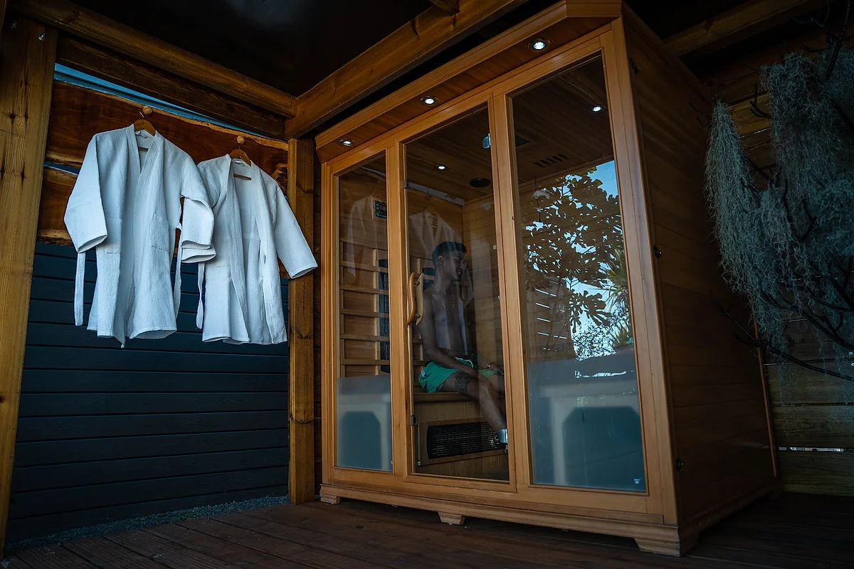 Le sauna en bois et ses peignoirs