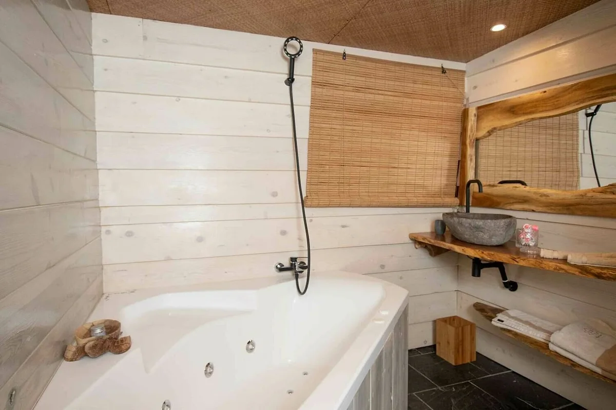 La baignoire balnéo du lodge standard