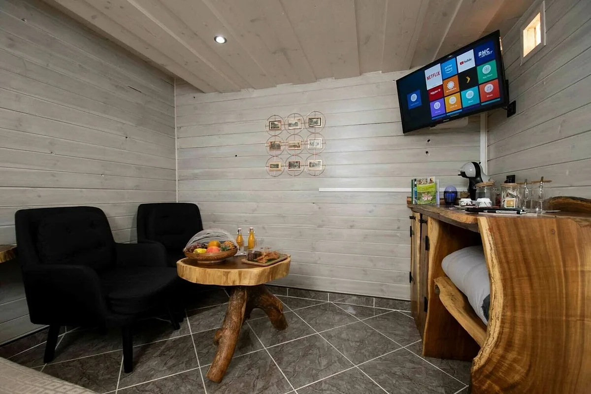 Le coin salon avec la télé connectée